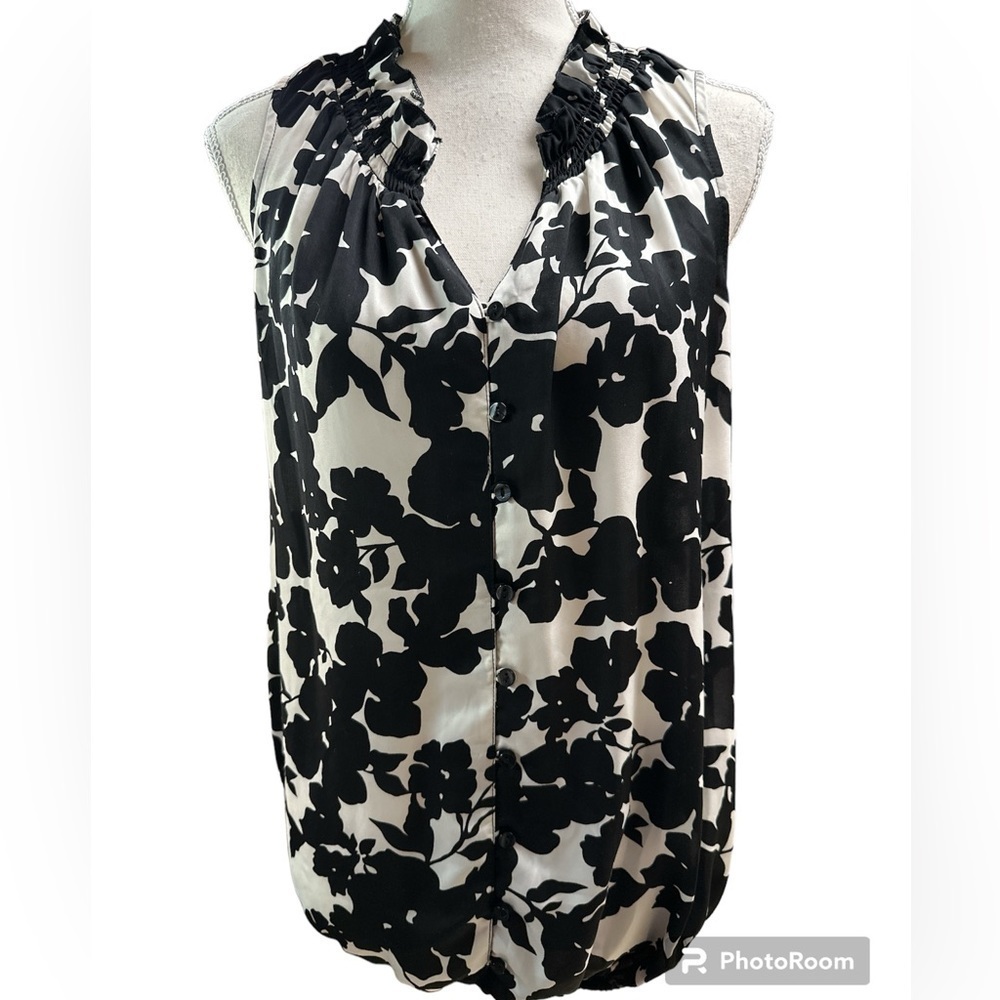 Motherhood Maternity Black/White Floral Sleeveless V-Neck Buttondown Elastic Hem